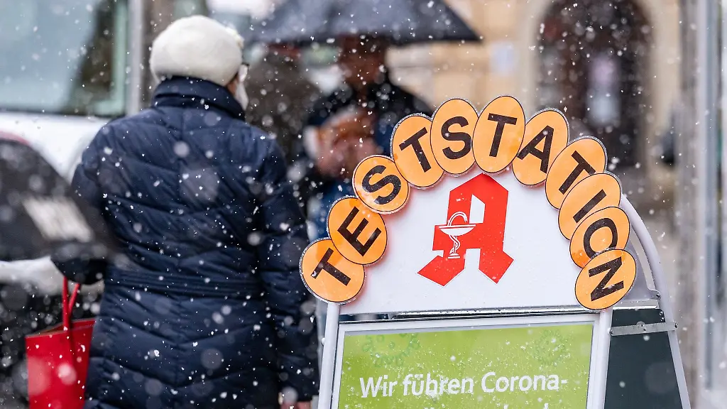 Teststation-steht-auf-einem-Schild-vor-einer-Apotheke