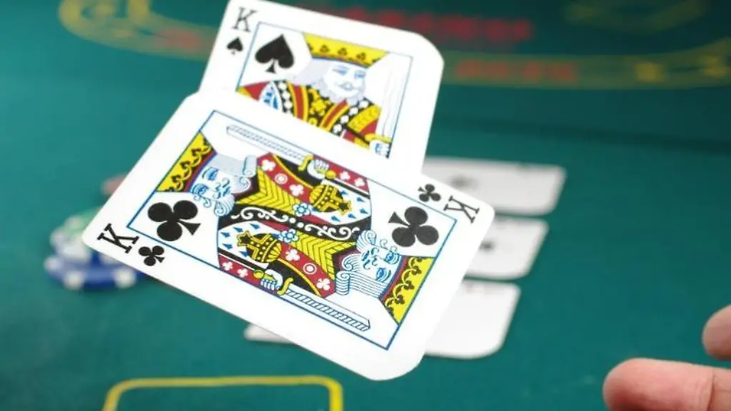 Ein-Spieler-wirft-Pokerkarten-auf-den-Pokertisch