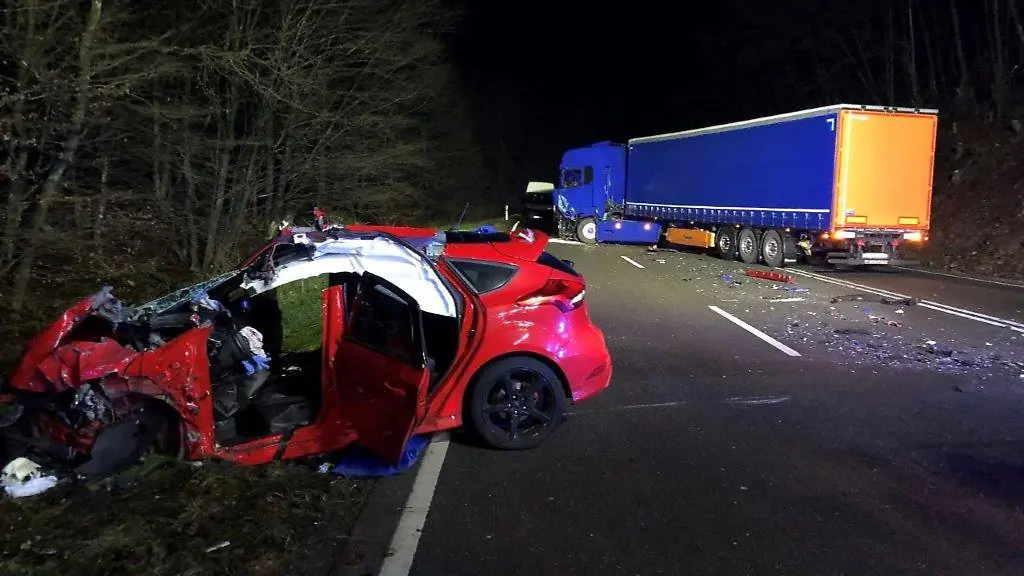 Truemmer-liegen-nach-dem-Unfall-auf-der-B-10