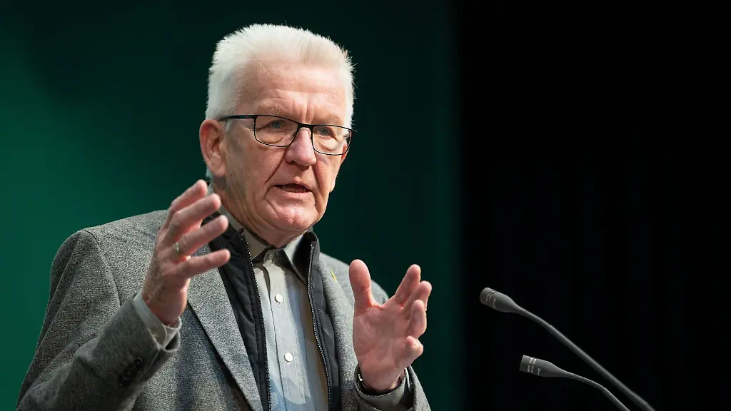 Baden-Wuerttembergs-Ministerpraesident-Winfried-Kretschmann-spricht-in-Heidenheim