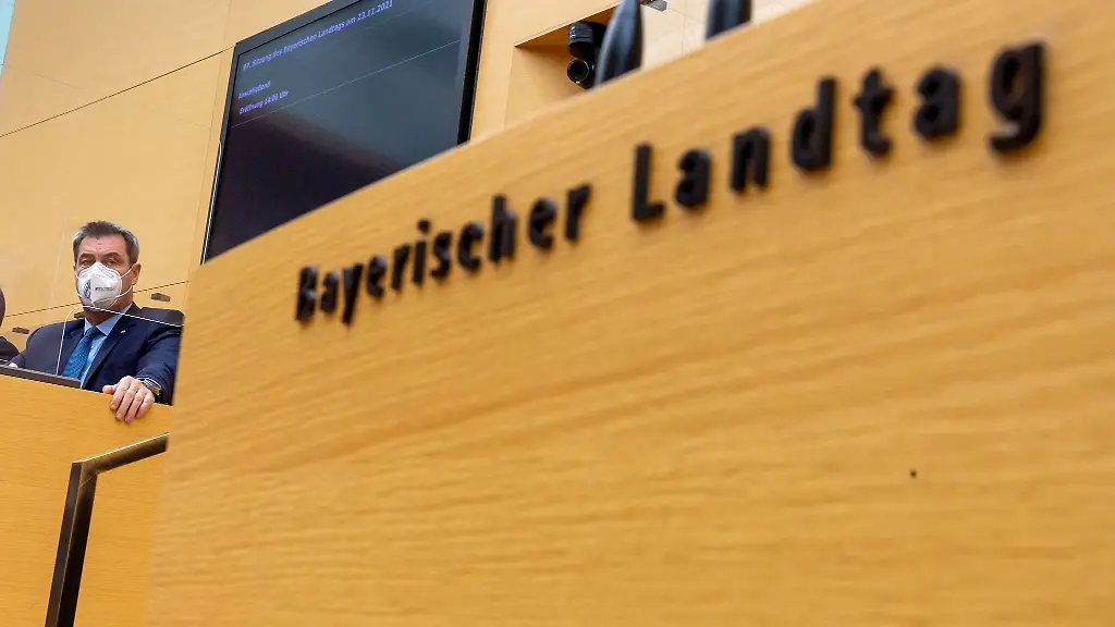 Bayerns-Ministerpraesident-Markus-Soeder-sitzt-im-bayerischen-Landtag-auf-seinem-Platz