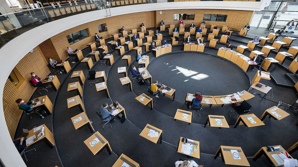 Abgeordnete-im-Plenarsaal-des-Thueringer-Landtags