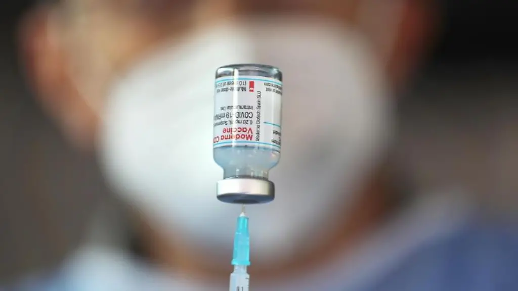 Ein-Arzt-zieht-eine-Spritze-mit-dem-Impfstoff-von-Moderna-auf