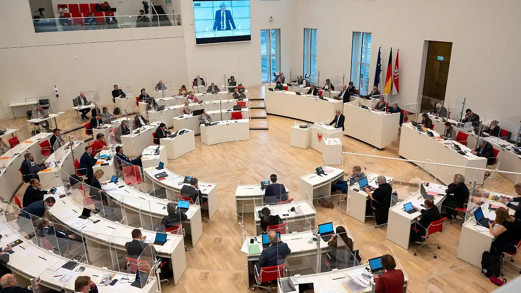 Abgeordnete-nehmen-an-einer-Sitzung-des-Brandenburger-Landtages-teil
