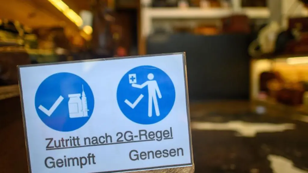 Zutritt-nach-2G-Regel-Geimpft-Genesen-steht-auf-einem-Schild