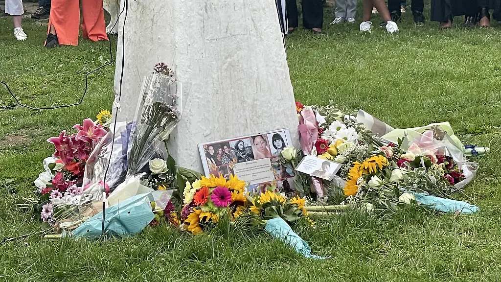 Menschen-Gedenken-den-ermordeten-Schwestern-im-Fryent-Country-Park