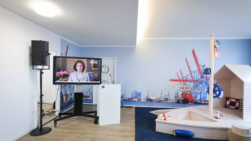 Koenigin-Silvia-von-Schweden-bei-der-Eroeffnung-des-Childhood-Haus-Hamburg