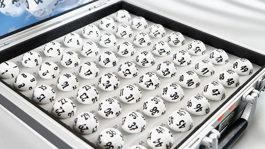 Lotto-Kugeln-liegen-in-einem-Koffer