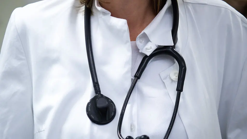 Eine-Aerztin-traegt-ein-Stethoskop-um-den-Hals
