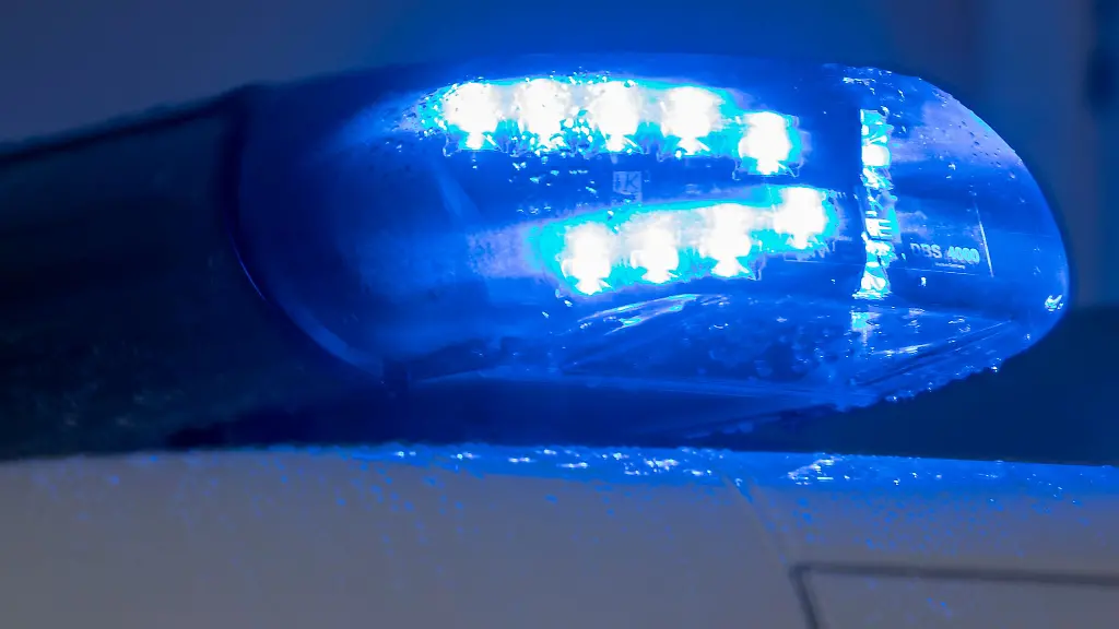 Ein-Blaulicht-leuchtet-auf-dem-Dach-eines-Polizeiwagens