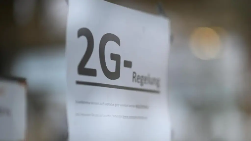 Auf-einem-Schild-an-der-Tuer-eines-Geschaefts-wird-auf-die-2G-Regel-hingeweisen