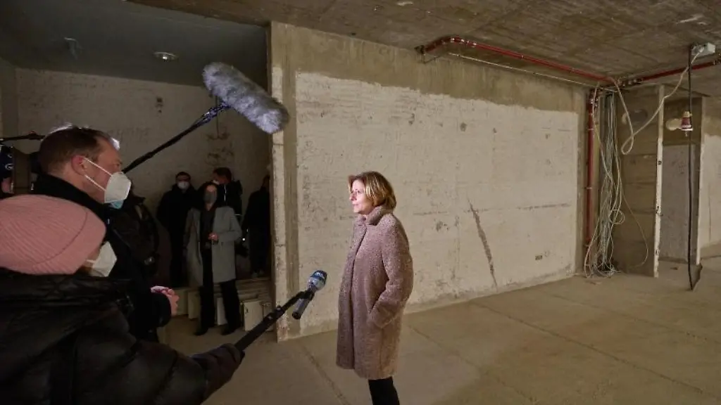 Malu-Dreyer-SPD-Ministerpraesidentin-von-Rheinland-Pfalz-steht-in-einem-zerstoerten-Klassenraum