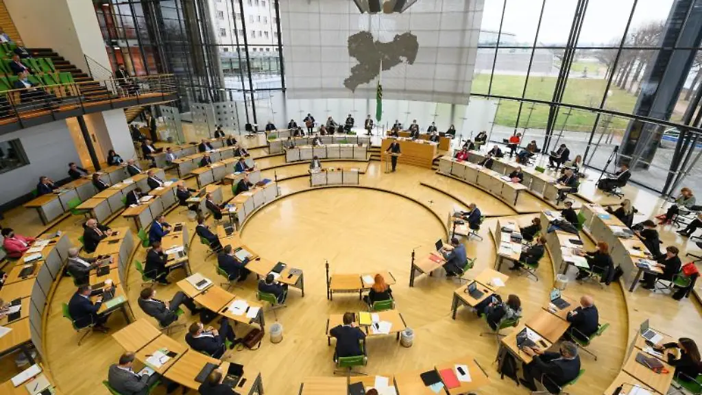 Abgeordnete-sitzen-im-Saechsischen-Landtag