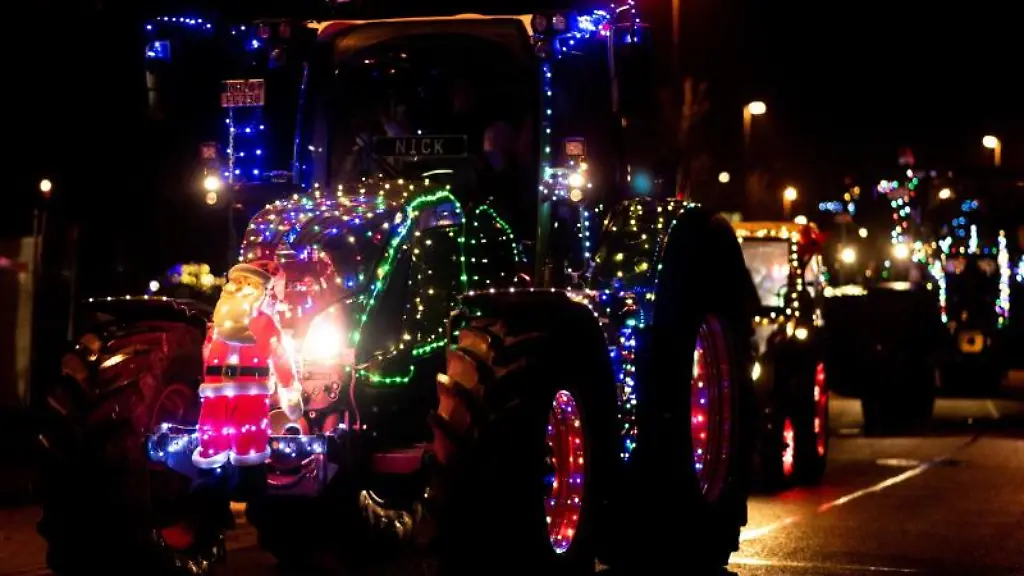 Traktoren-fahren-zu-Beginn-einer-Lichterfahrt-durch-eine-Strasse-im-Stadtteil-Horn-Lehe