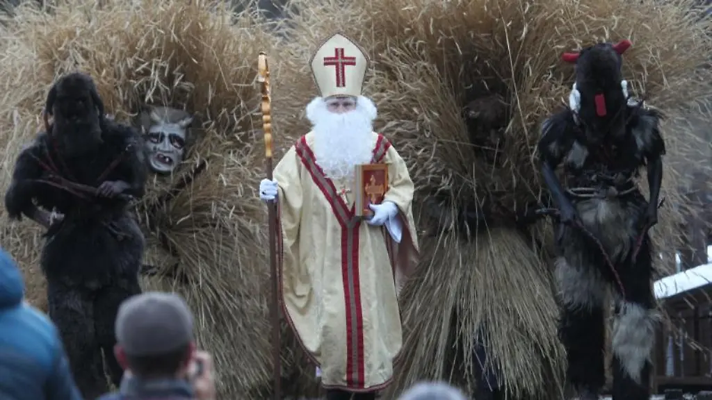 Der-Nikolaus-kommt-begleitet-von-den-Weinfelder-Buttnmandl-in-Stroh-und-den-Kramperln