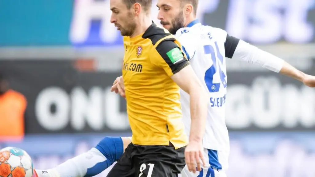 Dynamos-Michael-Sollbauer-l-wird-vom-Karlsruher-Fabian-Schleusener-der-Ball-abgenommen