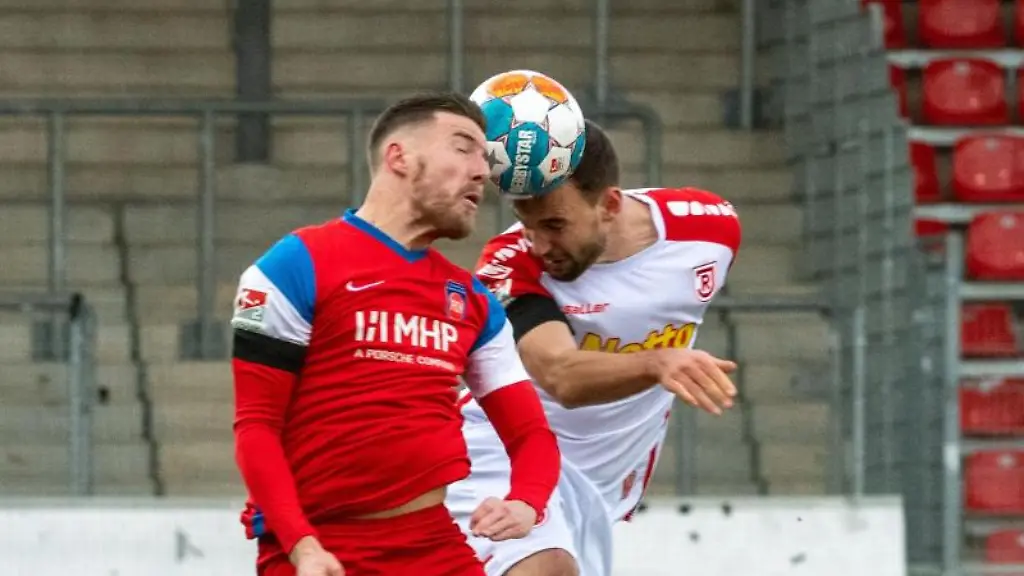 Heidenheims-Christian-Kuehlwetter-l-und-Regensburgs-Benedikt-Gimber-sind-im-Kopfballduell