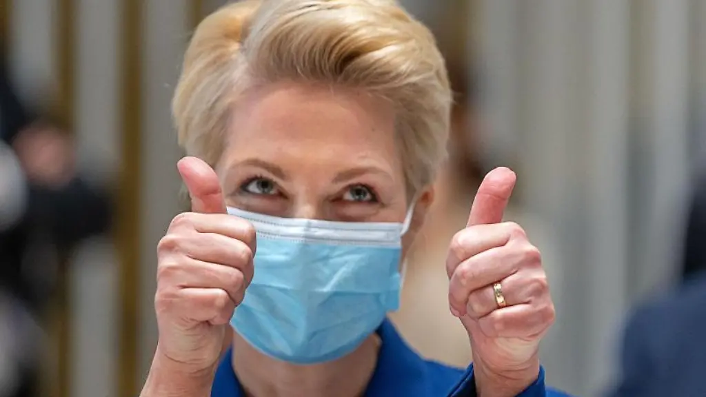 Manuela-Schwesig-SPD-Ministerpraesidentin-von-Mecklenburg-Vorpommern-zeigt-zwei-erhobene-Daumen