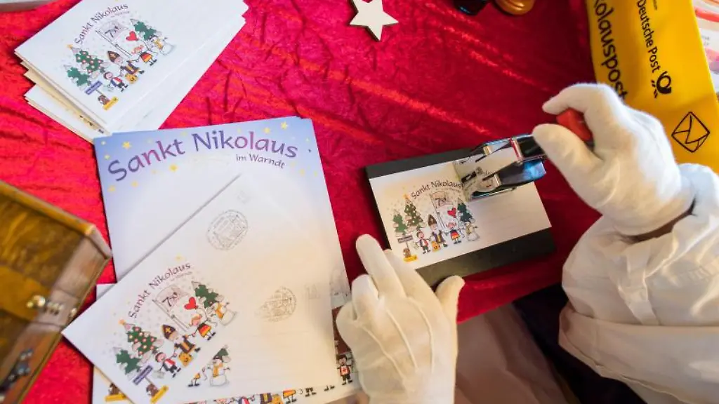 Der-Nikolaus-stempelt-in-der-Nikolaushuette-einen-Brief-ab