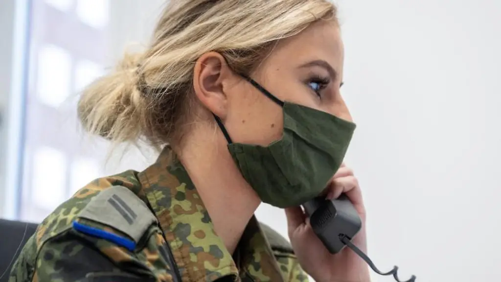 Eine-Bundeswehrsoldatin-arbeitet-in-einem-Gesundheitsamt-in-der-Kontaktverfolgung