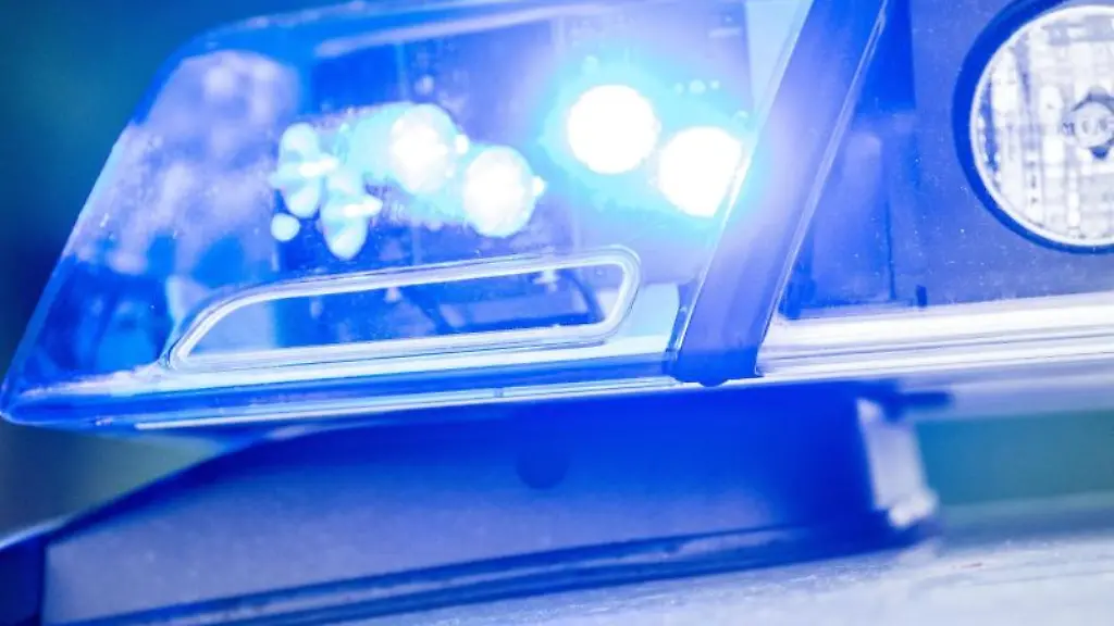 Ein-Blaulicht-leuchtet-auf-dem-Dach-einer-Polizeistreife