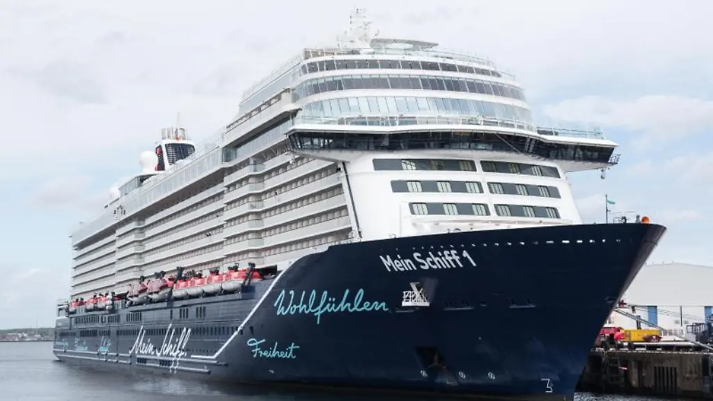 Das-TUI-Kreuzfahrtschiff-Mein-Schiff-1-liegt-im-Hafen