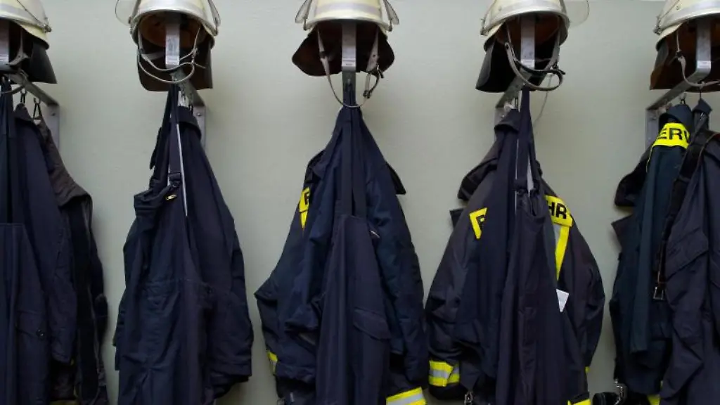 Feuerwehruniformen-haengen-in-einer-Freiwilligen-Feuerwehr