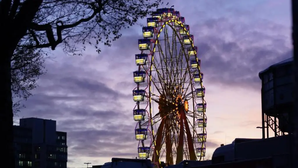 Das-Riesenrad-steht-vor-dem-Abendhimmel-beim-Winterdom-auf-dem-Heiligengeistfeld