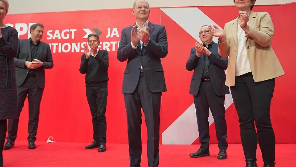 SPD-Mitglie-dernach-der-Zustimmung-beim-SPD-Parteitag-zum-geplanten-Koalitionsvertrag