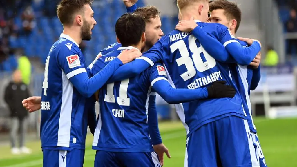Karlsruher-Spieler-jubeln