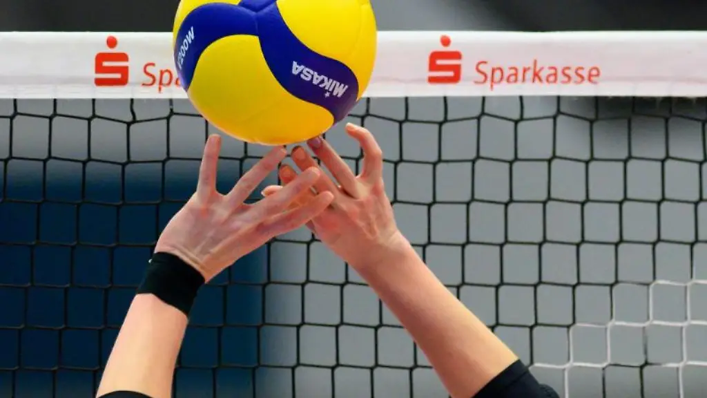 Eine-Volleyballspielerin-in-Aktion