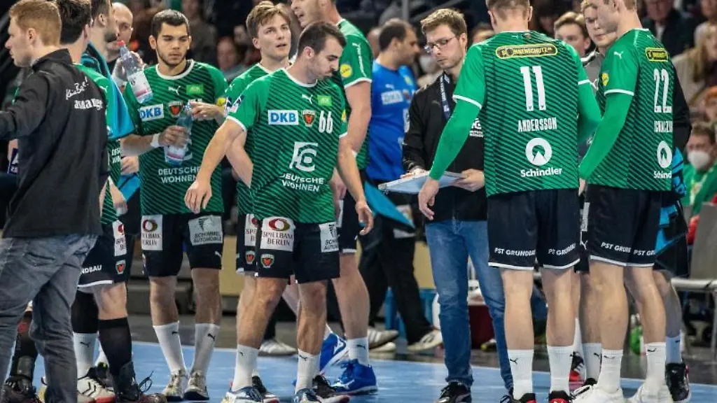 Trainer-Jaron-Siewert-3-v-r-mit-seinem-Team