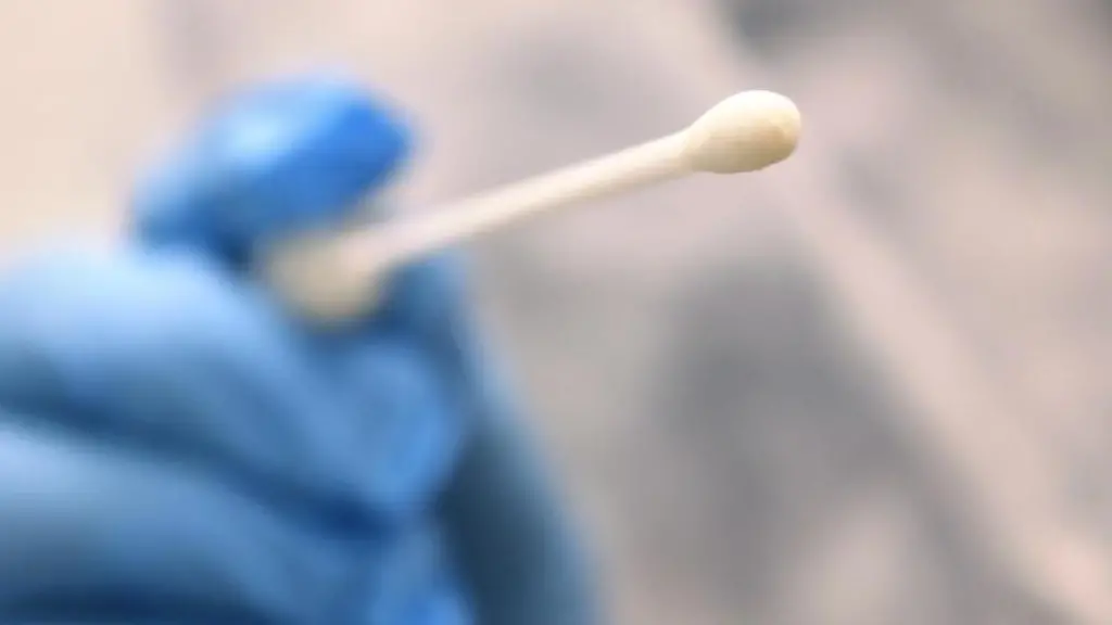 Eine-Aerztin-haelt-einen-Tupfer-fuer-einen-Corona-Test