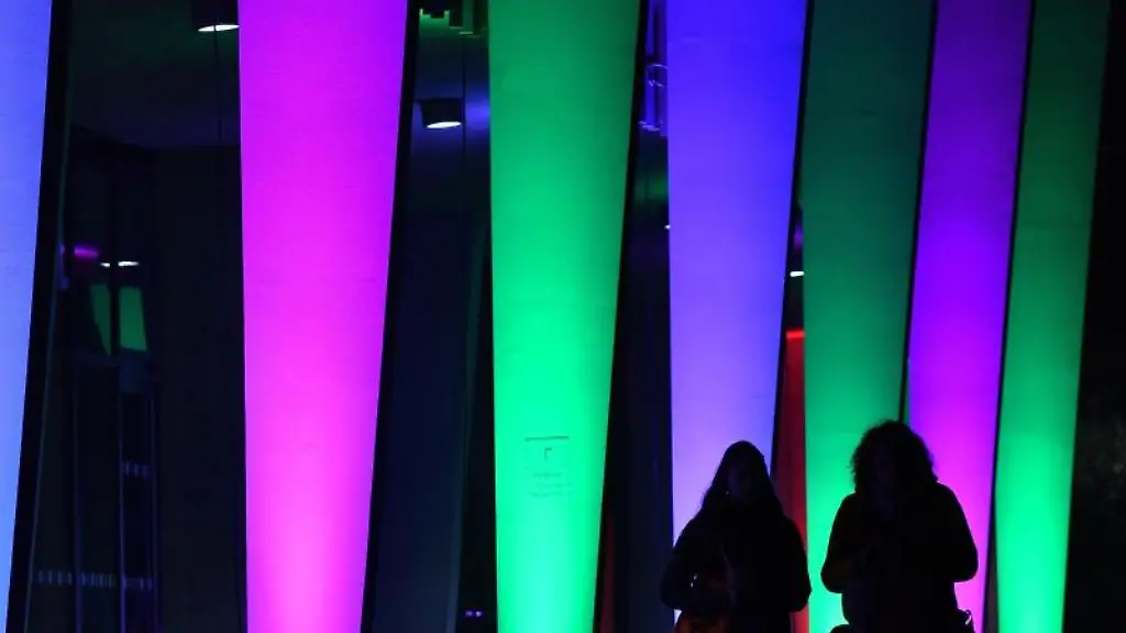 Besucher-spazieren-beim-Winterleuchten-durch-den-Egapark