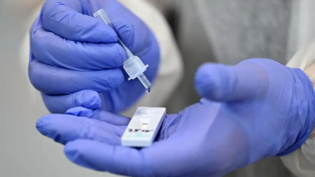 Ein-medizinischer-Mitarbeiter-fuehrt-einen-Corona-Schnelltest-durch