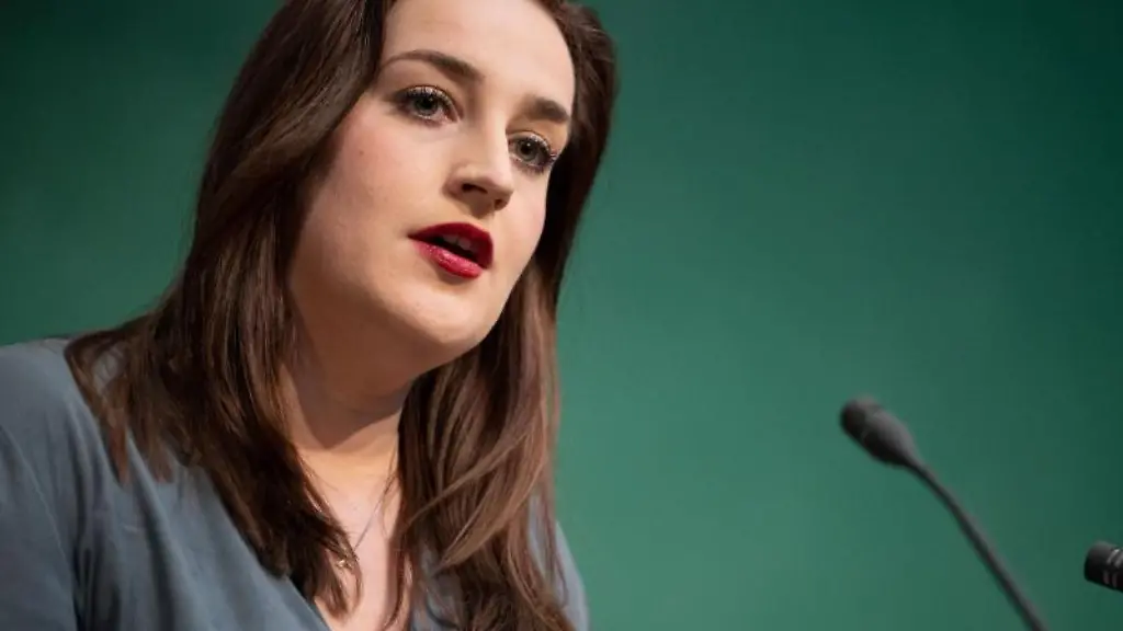 Lena-Schwelling-bei-ihrer-Rede-zur-Bewerbung-fuer-den-Landesvorsitz