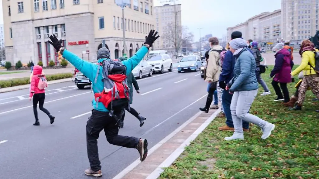 Demonstrantinnen-und-Demonstranten-rennen-auf-die-Karl-Marx-Allee