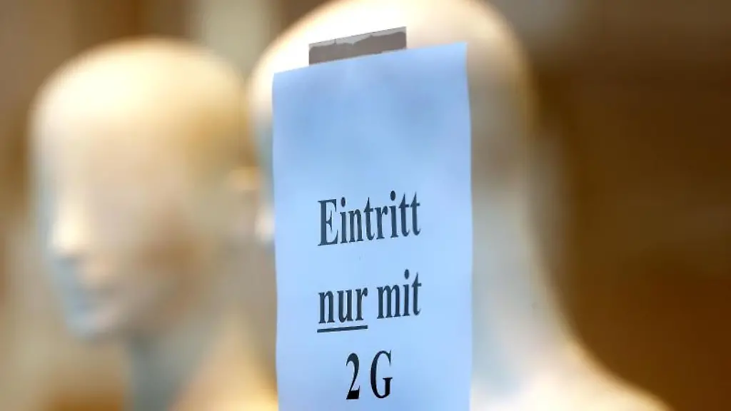 Auf-einem-Schild-am-Eingang-zu-einem-Geschaeft-steht-Eintritt-nur-mit-2G