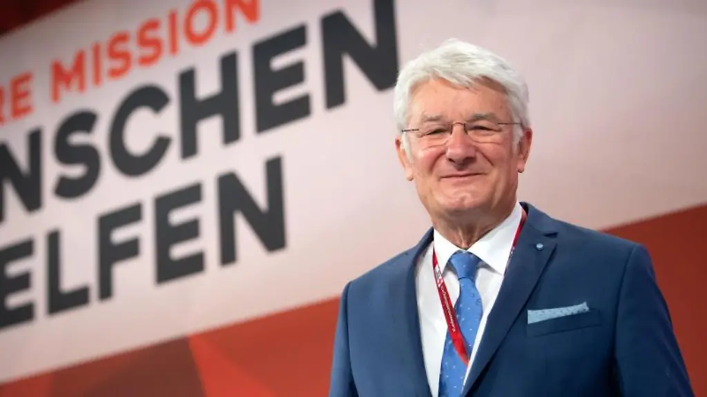 Theo-Zellner-steht-vor-der-Landesversammlung-auf-dem-Podium