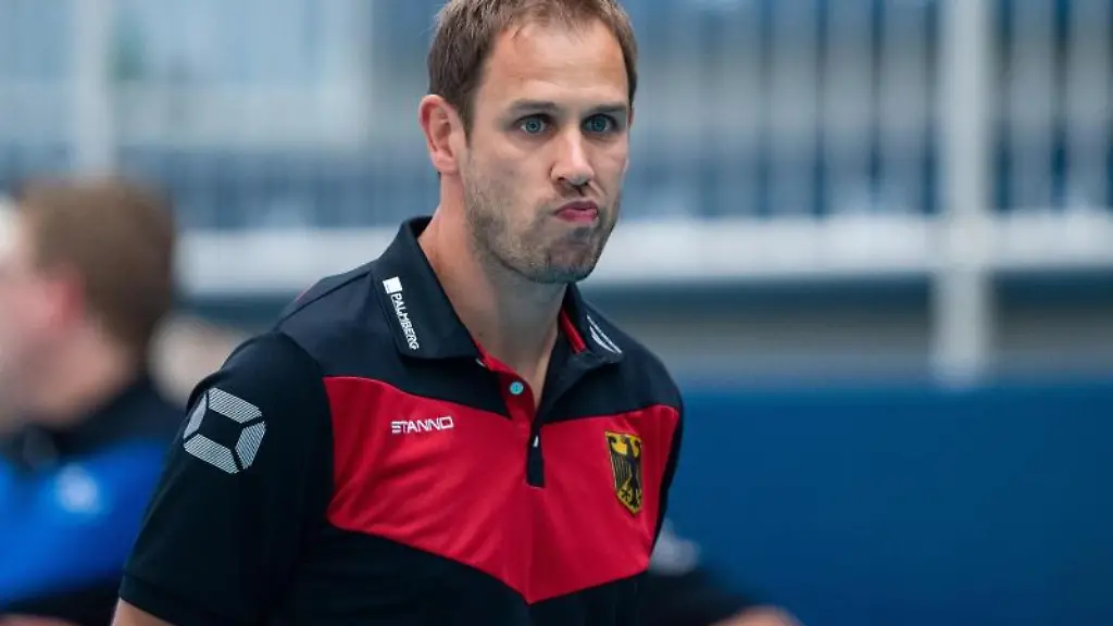 Felix-Koslowski-steht-vor-einem-Spiel-am-Spielfeldrand