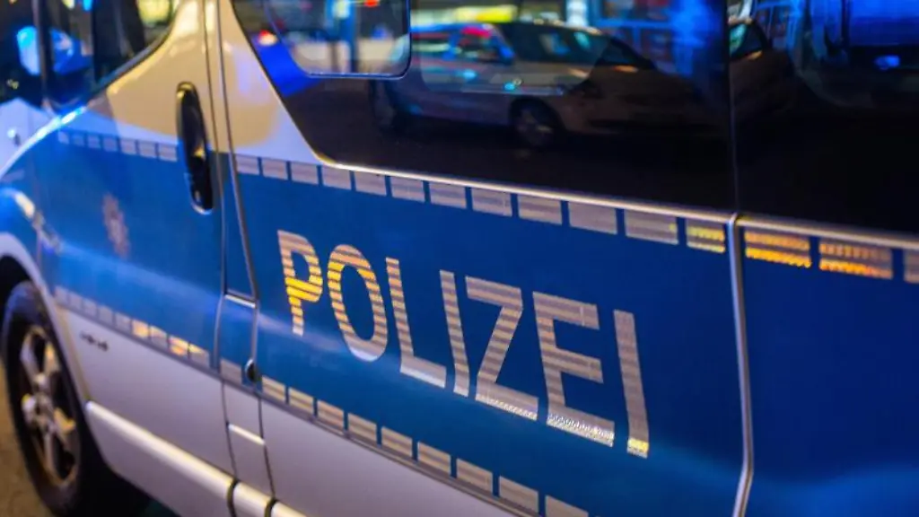 Ein-Einsatzfahrzeug-der-Polizei-steht-auf-der-Strasse