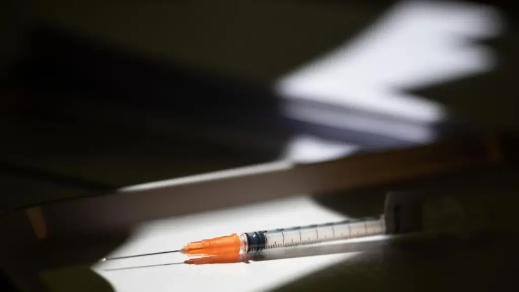 Eine-Impfspritze-liegt-in-einer-medizinischen-Schale