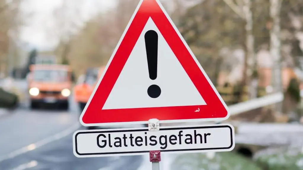 Ein-Schild-weist-auf-Glatteisgefahr-hin