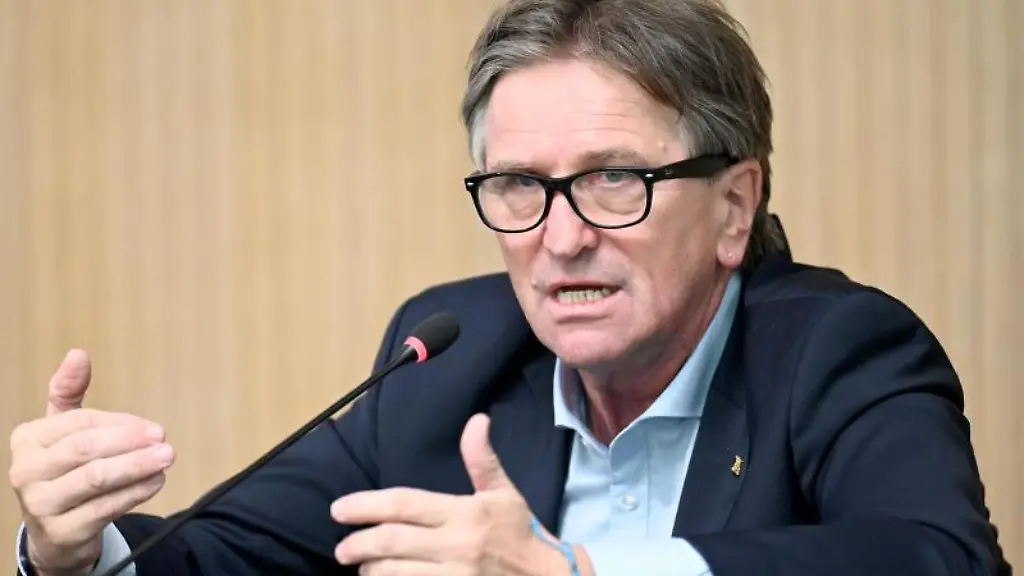 Manfred-Lucha-Buendnis-90-Die-Gruenen-bei-einer-Pressekonferenz