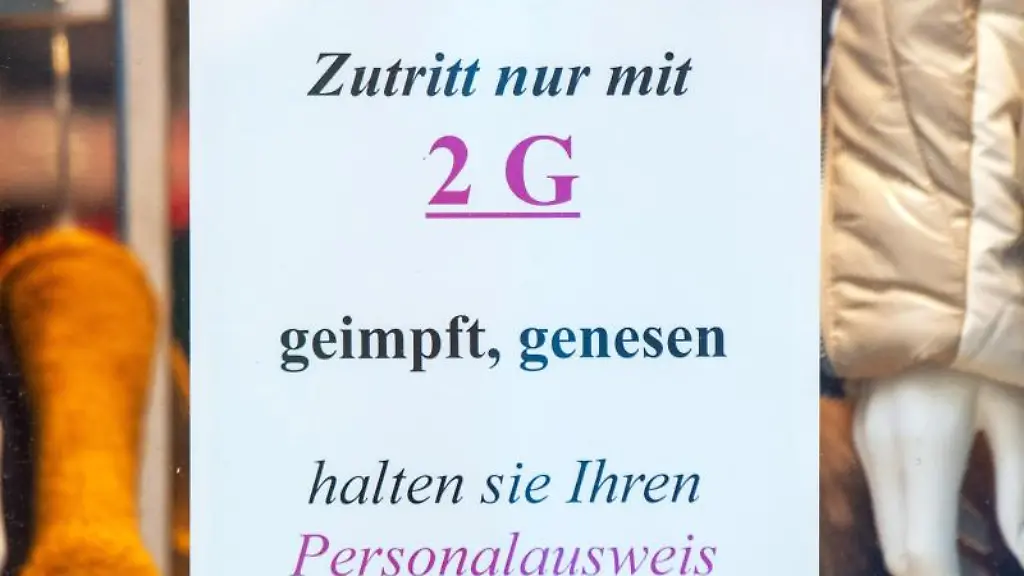 Zutritt-nur-mit-2-G-steht-auf-dem-Schild-am-Eingang-eines-Geschaefts