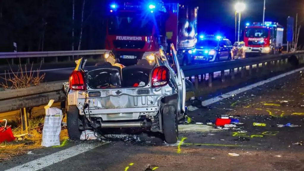 Das-Wrack-eines-Kleinwagens-steht-nach-einem-Unfall-auf-der-Fahrbahn-der-A111