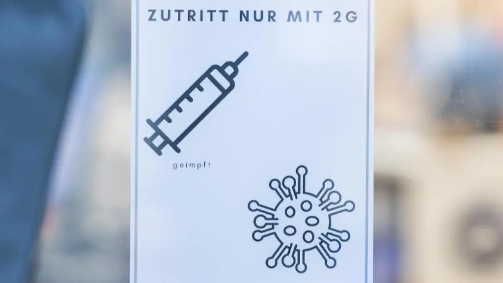 In-einem-Geschaeft-haengt-ein-Schild-mit-der-Aufschrift-Zutritt-nur-mit-2G