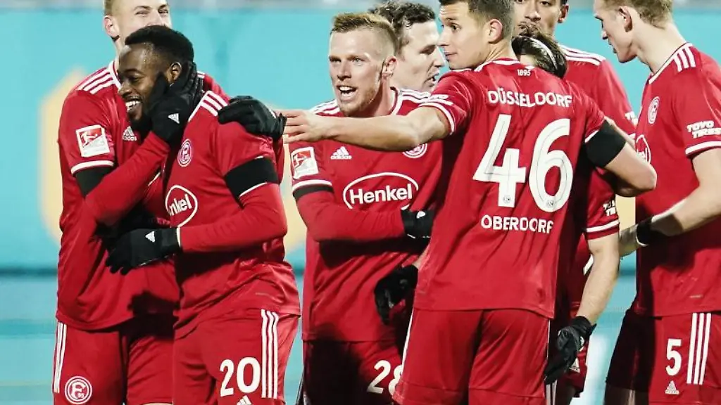 Duesseldorfs-Torschuetze-Khaled-Narey-2-v-l-jubelt-mit-Mannschaftskollegen-ueber-das-Tor-zum-0-3