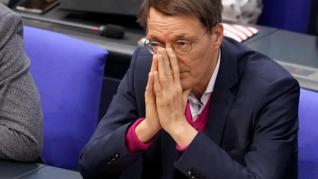 Karl-Lauterbach-SPD-Gesundheitsexperte-nimmt-an-der-Sitzung-des-Bundestags-teil