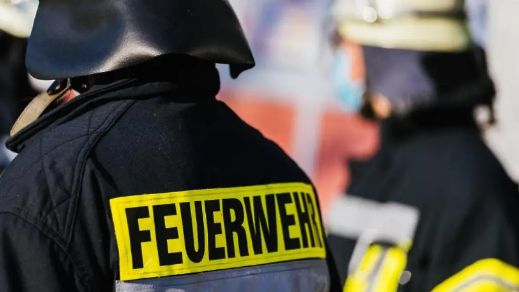 Einsatzkraefte-der-Feuerwehr-in-Schutzkleidung